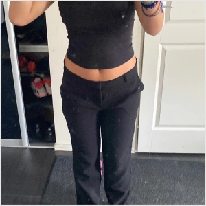 Lågmidjade kostymbyxor  - slutsålda Lågmidjade kystumbyxor från Nelly endast använda en gång i storlek 38. Ny köpta för ca 500❤️ Jag e vanligtvis 36-38 och de sitter bra ❤️ obs köparen står för frakten 