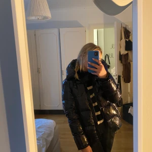 Svart Blauer lack Jacka  - Svart lackjacka från blauer. Köptes in för 4400 för ca 2 år sedan. Den är i fint skick och har inga defekter. Bara att skriva om ni vill ha fler bilder eller undrar något💕💕