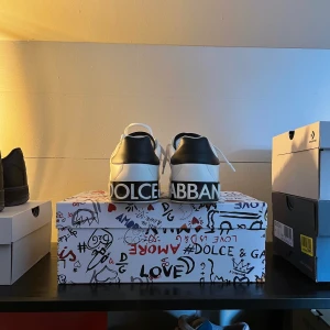 Dolce Gabbana sneakers  - Skorna är i storlek 42,5 och i bra skick. Kvitto, box och dust bag finns. Nypris runt 4000! 