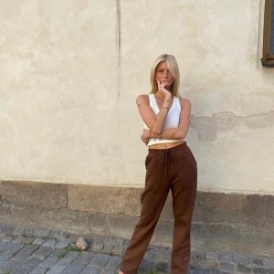 LXA Sweetpants dark brown - LÅNAD BILD!  Sweatpants från LXA i mörkbrunt🤎 storlek M. Aldrig använda, prislappen finns kvar💖
