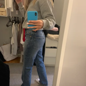 zara midwaist jeans  - säljer mina mörkblå midwaist jeans från zara, bra skick, sprättade vid fötterna så det är en rå kant istället för sydd💕
