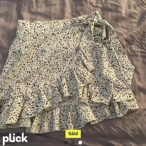 volangkjol  - Jättefin volangkjol i storlek xs. Använd fåtal gånger. Säljer för 50 + frakt.💕💕