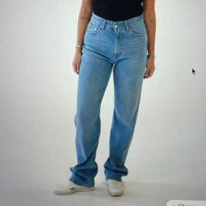 Djerf Avenue Jeans  - Säljer Djerf Avenue jeans i färgen Mid Blue, normallängd, storlek 28, oanvända. Säljer pga köpte fel storlek och tiden för att returnera gått ut. Utöver passformen, supersköna och fina byxor!! ❤️