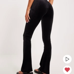 Juicy Couture - Dessa skitsnygga lågmidjade juicy couture byxor säljer jag då dom inte satt som jag tänkte mig dom är köpt för en vecka sen och endast testade inga defekter 😊💕 köparen står på frakten som kostar 57kr