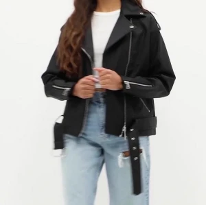 Skinnjacka - Helt oanvänd skinnjacka från Missguided. Storlek 36 med en oversized fit så passar upp till 38/M beroende på hur man vill att den ska sitta