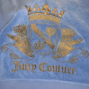 Juicy tröja  - Ljusblå juicy tröja som är lite sliten fid handen men det syns inte när den är på. 