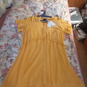 Helt ny gul tunika/klänning storlek L inköpt hos Zizzi i Partille Allum oanvänd .hämtas i Skene alt skickas .   