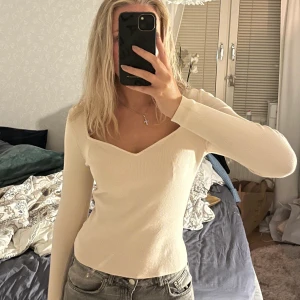 Finstickad tröja - Finstickad hjärtringad jättefin tröja från HM, så fin och tjock i materialet men använd endast en gång då armarna var aningen korta på mig som är ca 175 (beige)
