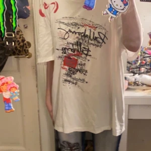 Oversized tröja med tryck - Super fin oversized vit tröja med tryck. Vet inte vad det är för storlek men typ L/XL. Skriv för fler frågor eller vid intresse💋