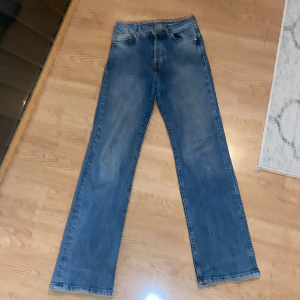 Skit snygga blåa jeans från bickbok, bra sick, inte slitna, stretchiga, små i storleken men absolut inte små på. . Jeans & Byxor.