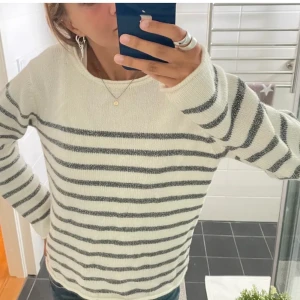 Randig stickad tröja - Säljer denna jättefina stickade tröjan köpt från massimodutti, men som jag har köpt på Plick (lånade bilder) , tröjan är sparsamt andvänt och i fint skick! Kom privat för fler frågor💞💞nypris är 799kr
