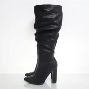 Boots - Sjuuuukt snygga boots!! 🖤✨ Köpa second hand! Så jävla fina men tyvärr lite för små för mig 😩I superbra skick! 