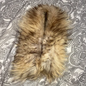 Äkta päls till jacka - Säljer nu denna jätte fina pälsen från en Chelsea Jacka. Säljer endast pälsen pga att jackan tyvärr är sönder samt ingen användning för denna fina päls. Den är i super fint skick! 🤩kan sänka pris vid snabb affär.