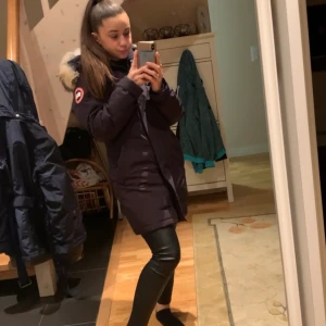 Canda goose, vinter jacka, jacka, marinblå  - Storlek XS, marinblå Victoria Canada Goosejackor tänka mig att sälja den för 9000 då den knappt är använd och köpt för 10.000