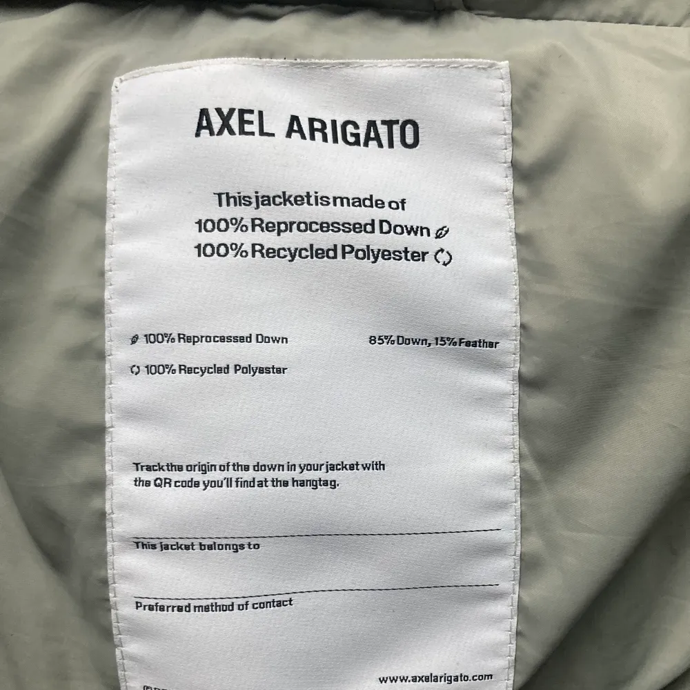 Axel Arigato Puffer Jacket köpt 2021 Dec Använd fåtal gånger  Condition 8/10   Nypris: 4200 Pris kan diskuteras . Jackor.
