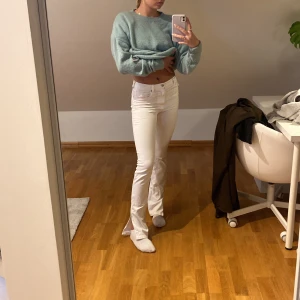 Zara bootcut jeans vita - Intressekoll! Fina, vita, midwaist jeans från zara. De är bootcut med en liten slits längst ner på båda benen. Så sjukt sköna dessutom. Byxorna är i storlek 34, men passar mig som vanligtvis har 36💫💓