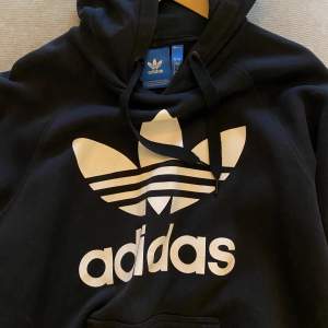 Adidas hoodie köpt från junkyard till salu! I väldigt bra skick, storlek S.