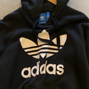 Adidas hoodie  - Adidas hoodie köpt från junkyard till salu! I väldigt bra skick, storlek S.