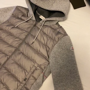 Moncler cardigan - Moncler i bra skick helt ny storlek medium