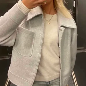 Grå kappa NA-KD   - Intressekoll på min grå kappa från NA-KD. Helt slutsåld! 