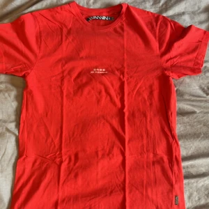 Röd t-shirt WINWIN - Fin winwin tröja som är köpt på carlings. Nästintill aldrig använd så är i prima skick.