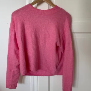 Stickad tröja 💕 - Säljer denna fina stickade topp från h&m, storlek xs, men passar mig som vanligtvis har S/M 💕💕
