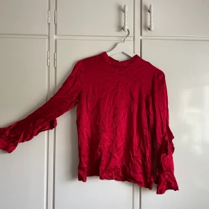 Röd blus/tröja - En röd härlig tröja i ett lent och skönt material!  ⚠️Frakten ingår inte i priset (+40kr)