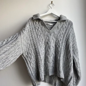 Stickad tröja  - Mysig stickad tröja med krage från Mango. Storlek L, har en oversized passform på mig som är S/M. 