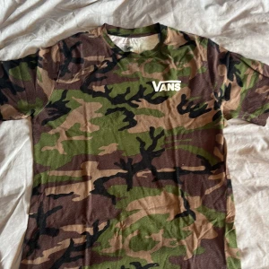 Vans t-shirt - Fin t-shirt som nu är för liten för mig. Helt perfekt skick då den bara är använd ett par gånger.