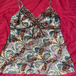 mönstrad satin linne med spets - ett jätte fint linne som jag tyvär inte fått användning för:(    storleken står inte på lappen men jag är storlek 38 i tröjor och har 80C/75D i bh storlek och linnet sitter bra på mig:) (kan definitivt användas om man har lite mindre bröst!) 