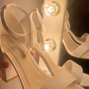 SUPERFINA NYA KLACKAR✨ - Superfina helt nya basic blockklacksandaler från Nelly!🤍  HELT SLUTSÅLDA!!  Nypris 500kr  Storlek 39  Klackhöjd 10cm  Kan absolut skicka fler bilder vid intresse!  Säljes pga tyvärr för stora för mig Köpare står för frakten🫶🏻 