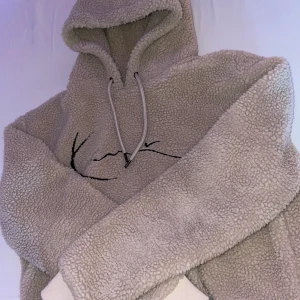 Karl Kani Teddy hoodie - Nyskick! Använd 3-4 gånger.  Ordinare pris 949kr Beige färgad.