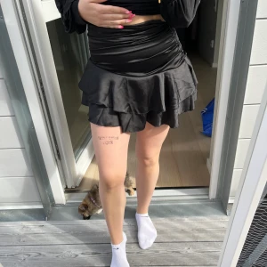 Svart kjol med volanger - Svart blank kjol , för liten för mig  | Storlek xs  | Köparen står för frakten 🤍 | Paketpris vid köp av fler plagg | Allt säljs i befintligt skick💗