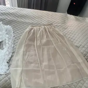 En beige kjol som jag aldrig har använt pga den är för stor