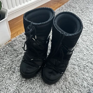 Moon boots - Säljer mina älskade moon boots som jag använde förra vintern💞