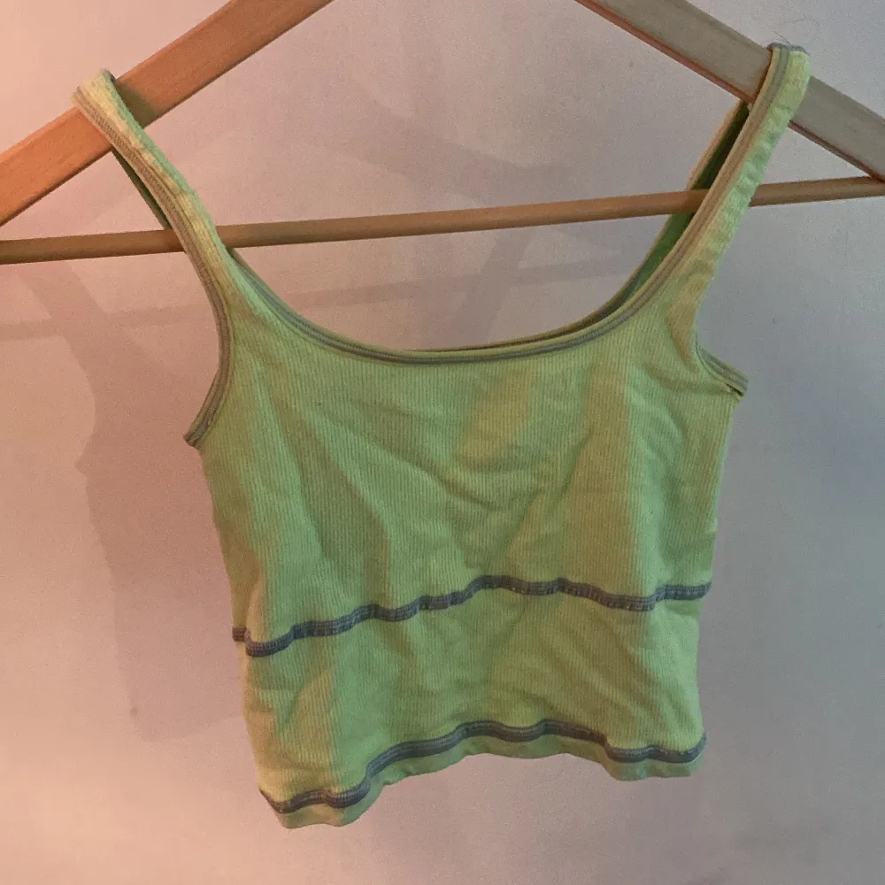 Grön/gul söt mönstrad topp från Urban outfiters med ett litet hål vid högra armhålan som lätt går att sy ihop<3. Skjortor.