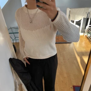 Finstickad zara topp  - Säljer denna super mysiga och snygga stickade tröjan som är perfekt för middager❤️ Från Zara str M men sitter som S/Xs! Använt en gång😘Tror jag köpte den för 299kr 