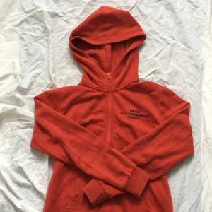 Röd peak performance kofta - Säljer nu min älskade peak performance kofta i röd. Behövs säljas då jag har växt ut den!