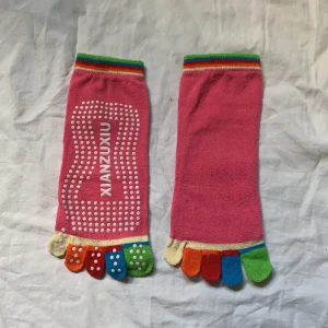 Tåstrumpor - Färgglada yogastrumpor med anti-slip undersida. Oanvända. Fungerar även för inomhus idrott, gymnastik och studsmattepark.