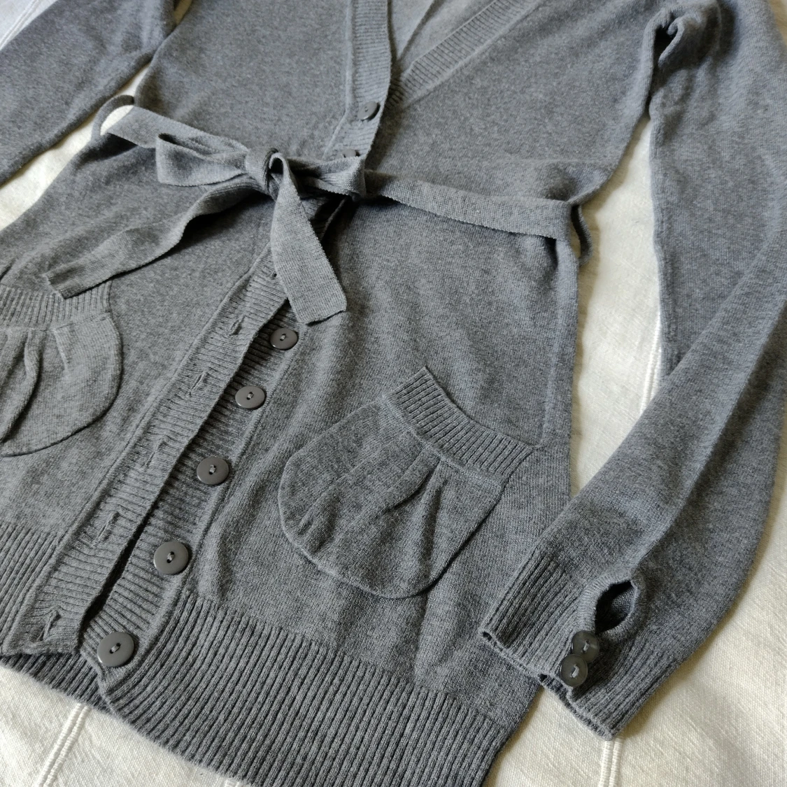 Gråmelerad längre knäpptröja/kofta med knytband, storlek 8 - 91