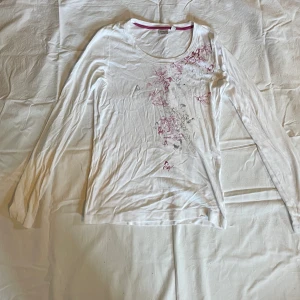 Esprit tröja - Jättefin tröja från esprit med fjärilar på. Storlek M Klicka inte på ”köp nu”, skriv till mig först! ❤️❤️❤️