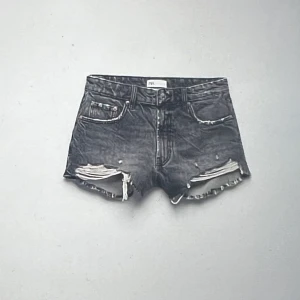 Grå zara shorts - Grå zara shorts i storlek 34💕knappt använda, original priset är 300kr och jag säljer för 100💗💗(köparen står för frakten)