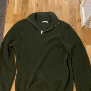 Zara half zip - Grön half zip från zara. Den är mycket snygg, i perfekt skick och knappt använd då den tyvärr är för stor. 