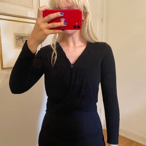 Fin top - Supersöt omlott-topp från & Other stories. Storlek 34 men passar bra på mig som vanligtvis bär 36! Möts upp på Södermalm eller fraktar mot fraktkostnad💞
