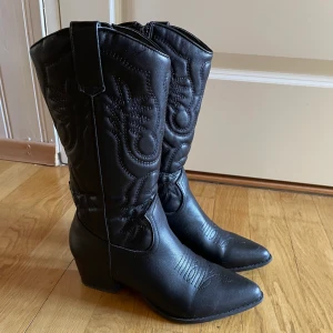 Cowboyboots  - Jätte snygga cowboy boots. Använda ett fåtal gånger.  Tryck inte på köp direkt. UTROPNINGSPRISET ÄNDRAS TILL 400! 