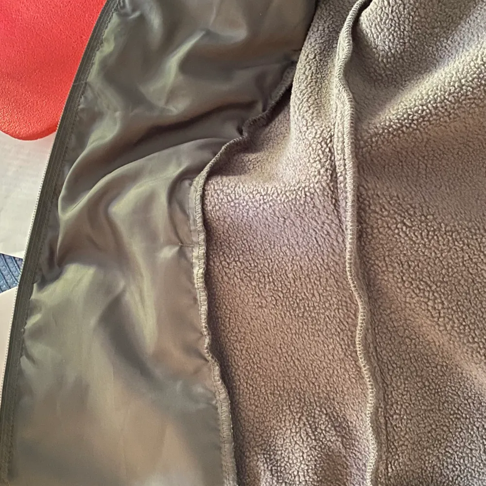 Superskön grå höst/vår jacka från JH Collection, köpt på hööks 2021. Inte alls använd mycket så i princip i nyskick. Hybridjacka med vadderade paneler på fram- baksida och ärmar. Stretchig trikåfleece i sidor och ärmar. Två dra. Jackor.