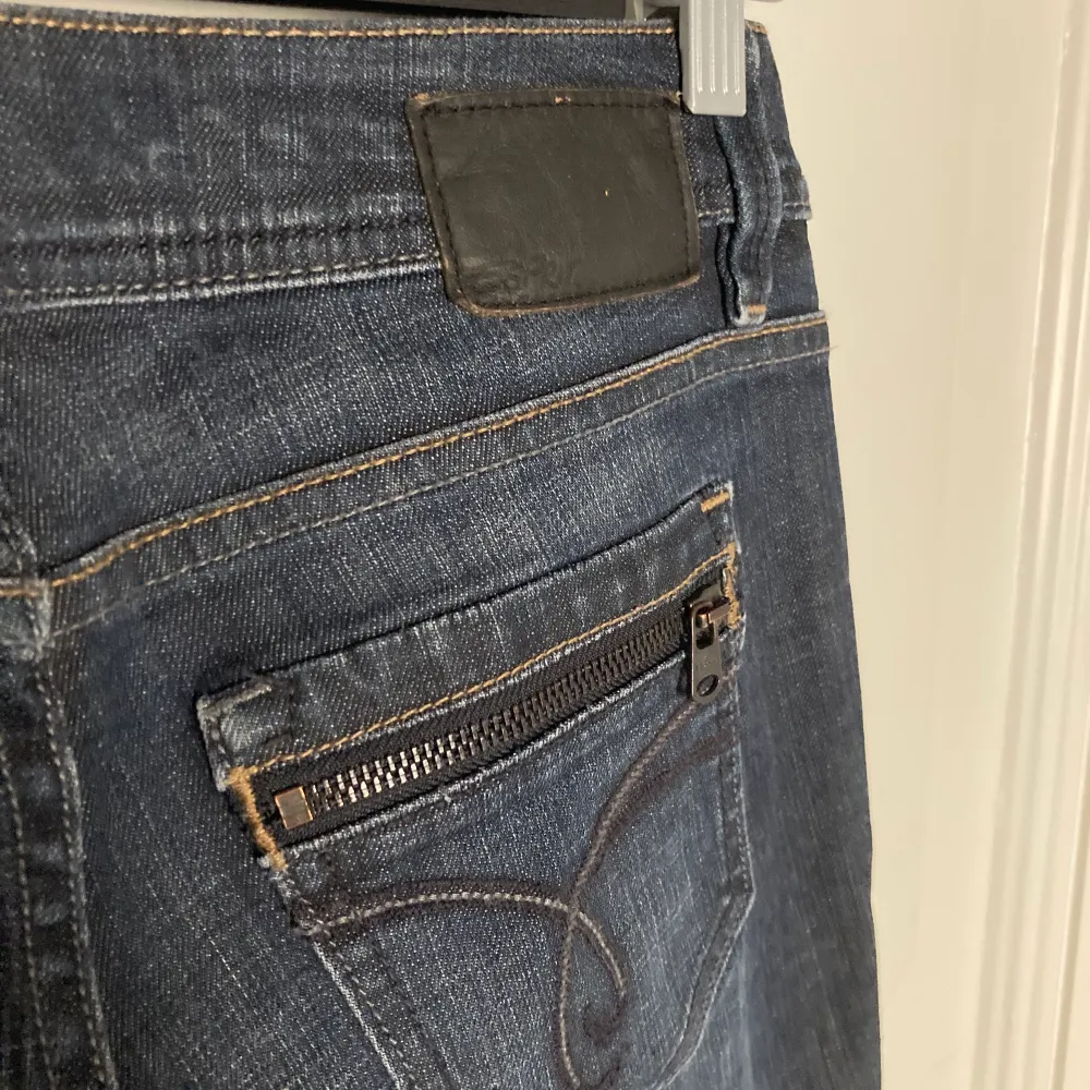 Lågmidjade, grå, tajta bootcut jeans. Väldigt bra skick, original från tidigt 00-tal. Tajta men stretchigt material, blixtlås till bakfickorna. . Jeans & Byxor.
