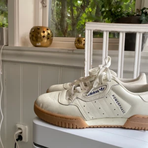 Adidas powerphasw - Adidas powerphase i nyskick! Storlek 37😊