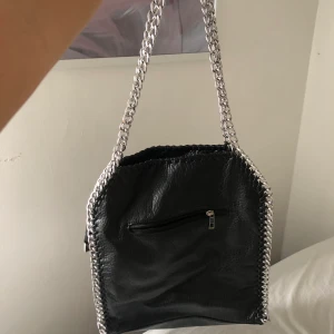 Tiamo väska - Säljer denna stora Tiamo väska. Får plats med mycket saker i den och väldigt fin. Säljer för billigt pris.