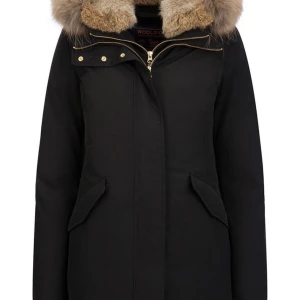 Woolrich valentine parka vinterjacka  - Woolrich Valentine parka vinterjacka (bra skick) exakt som på bild men ej guldiga detaljer utan svarta! Storlek XS men passar även S  Köpt för 9 600kr,säljs för 5 500kr  Priset går att diskuteras  Finns i Göteborg men kan fraktas  Kvitto finns